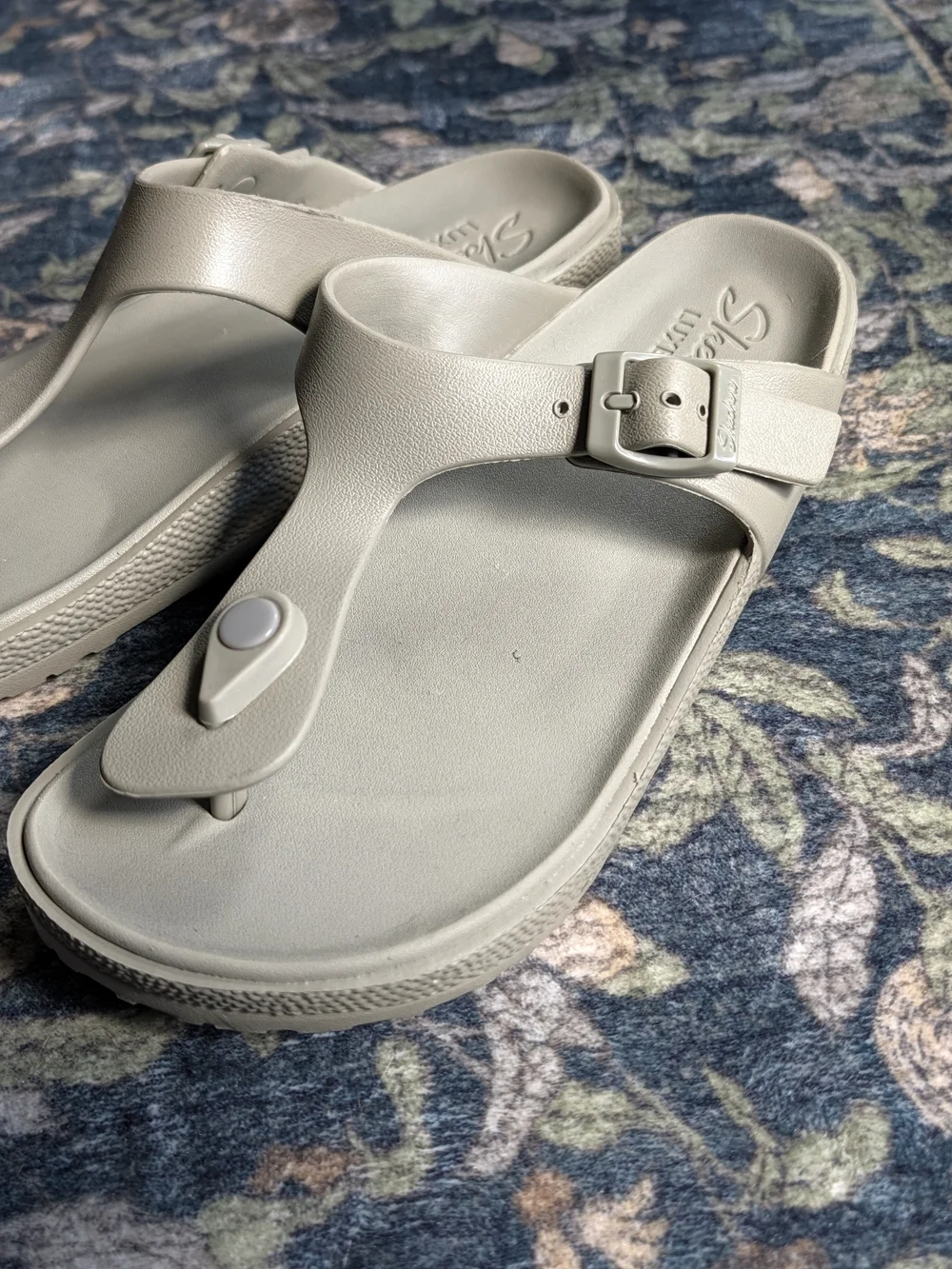 Skechers Women's Luxe Foam Gray/Green Thong Sandals